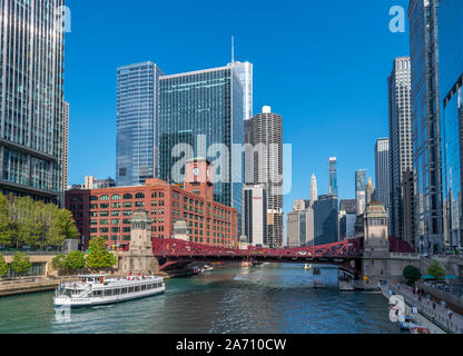 Chicago River Cruise Boot und Chicago Riverwalk nach Osten entlang des Chicago River von Wells Street Bridge, Chicago, Illinois, USA Stockfoto