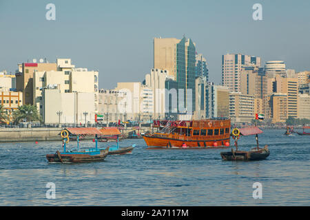 Dubai Creek ist ein Salzwasser Creek im Zentrum der Stadt die Aufteilung in zwei. Besetzt mit Angeln Boote und Wassertaxis, Vereinigte arabische Emirat Stockfoto