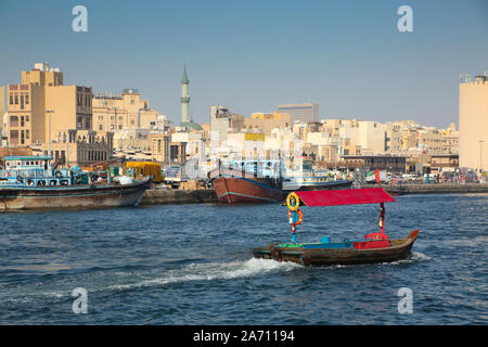 Dubai Creek ist ein Salzwasser Creek im Zentrum der Stadt die Aufteilung in zwei. Besetzt mit Angeln Boote und Wassertaxis, Vereinigte arabische Emirat Stockfoto