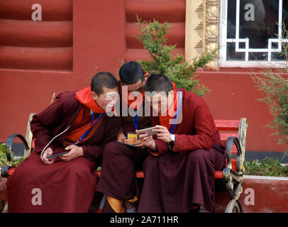 Buddhistische Mönche im Kloster Lhagang Stockfoto