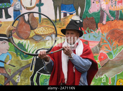 Indigene highlander spielen eine Kuh Horn Trompete, La Moya, Ecuador Stockfoto