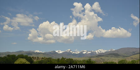 Später Frühling in Montana: Across Paradise Valley zu den Absaroka Mountains Stockfoto