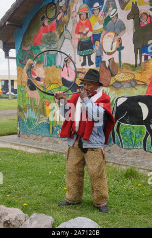 Indigene highlander spielen eine Kuh Horn Trompete, La Moya, Ecuador Stockfoto