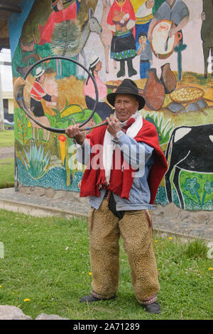 Indigene highlander spielen eine Kuh Horn Trompete, La Moya, Ecuador Stockfoto