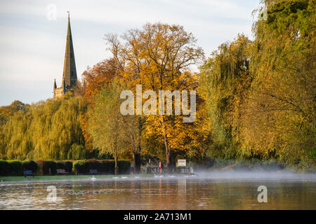Die Heilige Dreifaltigkeit Kirche am Ufer eines überfluteten Fluss Avon im Herbst. Stratford-upon-Avon, Warwickshire, England Stockfoto