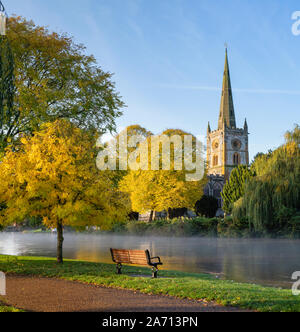 Die Heilige Dreifaltigkeit Kirche am Ufer eines überfluteten Fluss Avon im Herbst. Stratford-upon-Avon, Warwickshire, England Stockfoto