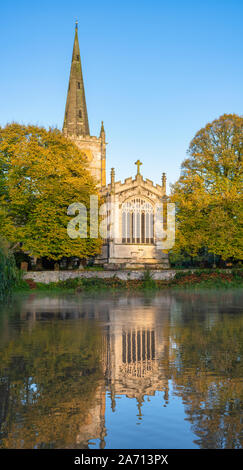 Die Heilige Dreifaltigkeit Kirche am Ufer eines überfluteten Fluss Avon im Herbst. Stratford-upon-Avon, Warwickshire, England Stockfoto