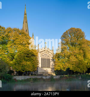 Die Heilige Dreifaltigkeit Kirche am Ufer eines überfluteten Fluss Avon im Herbst. Stratford-upon-Avon, Warwickshire, England Stockfoto