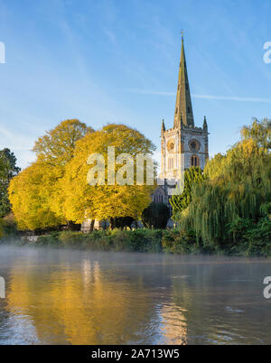 Die Heilige Dreifaltigkeit Kirche am Ufer eines überfluteten Fluss Avon im Herbst. Stratford-upon-Avon, Warwickshire, England Stockfoto