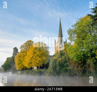 Die Heilige Dreifaltigkeit Kirche am Ufer eines überfluteten Fluss Avon im Herbst. Stratford-upon-Avon, Warwickshire, England Stockfoto