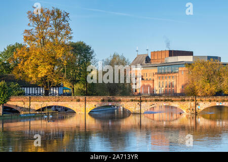 Straßenbahn Brücke über den überfluteten Fluss Avon auf einem Herbstmorgen. Stratford-upon-Avon, Warwickshire, England Stockfoto