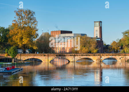 Straßenbahn Brücke über den überfluteten Fluss Avon auf einem Herbstmorgen. Stratford-upon-Avon, Warwickshire, England Stockfoto