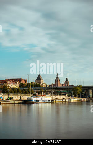 Bank der Oder in Stettin mit dem Maritime Museum und das Chrobry Ufer, Szczecin, Polen. Stockfoto