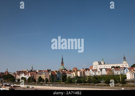 Bank der Oder in Stettin mit dem Maritime Museum und das Chrobry Ufer, Szczecin, Polen. Stockfoto