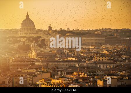 Rom und Vatikanstadt Panoramablick auf die Landschaft bei Sonnenuntergang. Stockfoto