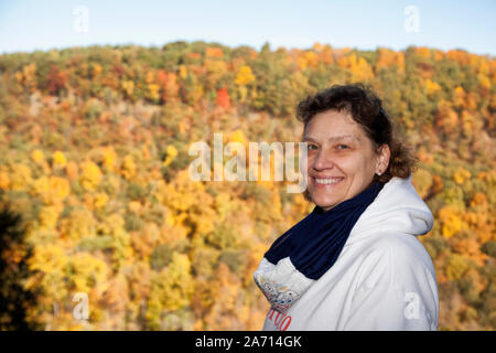 Glückliche Frau genießen Herbst Wanderung im Park mit wechselnden Farben im Herbst Saison Stockfoto