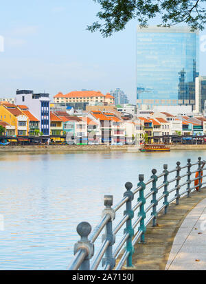 Farbenfrohe Gebäude von Boat Quay und modernen Gebäuden Fassaden Blick von Singapur Damm Stockfoto