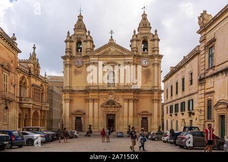 Touristen wandern in St. Paul's Square ordentlich der Eingang zur St. Paul's Cathedral Stockfoto