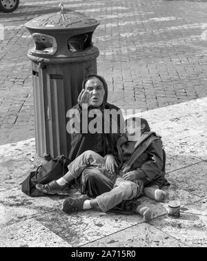 Frau mit einem Kind Betteln auf der Straße bei St.-Peter Platzes, Rom, Italien. Stockfoto