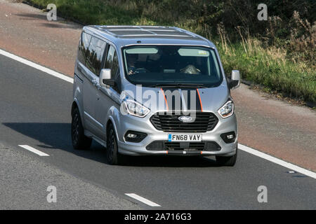 FN 68 VAY 2018 silber Ford Tourneo Custom 310 Sport Kastenwagen auf Spur 3 Autobahn M6 Autobahn. Stockfoto