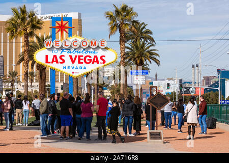 Eine Menge Touristen stehen in der Schlange für Fotos am Welcome to Fabulous Las Vegas Schild in Las Vegas, Nevada, USA Stockfoto