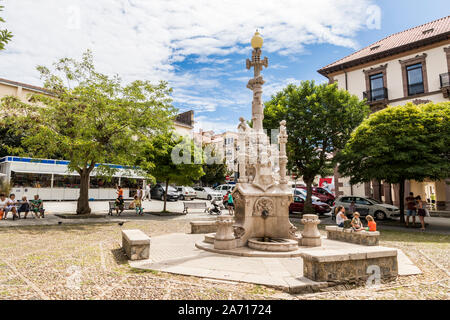 Comillas, Spanien. Die Fuente de los Tres Canos (Brunnen der drei Rohre), ein modernistisches Denkmal von Lluis Domenech i Montaner Stockfoto