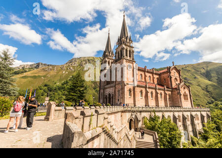 Cangas de Onis, Spanien. Die Königliche Basilika und Heiligtum von Covadonga, ein berühmter Wallfahrtsort in Asturien Stockfoto