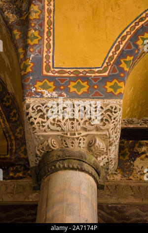 Details von oben einer Spalte in Ayasofia oder die Hagia Sofia, Sultanahmet, Istanbul, Türkei. In 537 AD als eine Kirche erbaut, wurde es in eine Moschee umgewandelt Stockfoto