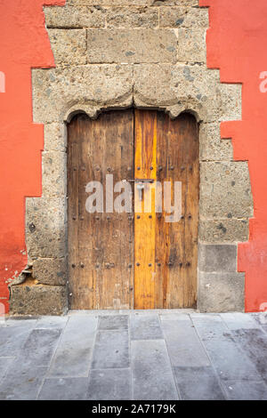 alte Holztür in Wand Stockfoto