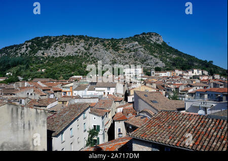 Blick über die Dächer von Anduze von der Oberseite des Clock Tower im französischen Departement Gard Stockfoto