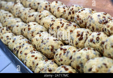 Dresden, Deutschland. Okt, 2019 18. Teig portioniert Stollen liegt in der Dresdner Bäcker in der Bäckerei. Der Dresdner Christstollen ist um rund 130 Bäckereien und Konditoreien in und um Dresden nach traditionellen Rezepturen handgefertigt. Nur die Bolzen, die den Anforderungen der Stollen Protection Association erfüllen, kann der Bolzen Dichtung als ein Zeichen der Echtheit. Credit: Jens Büttner/dpa-Zentralbild/ZB/dpa/Alamy leben Nachrichten Stockfoto