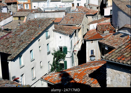 Blick über die Dächer von Anduze von der Oberseite des Clock Tower im französischen Departement Gard Stockfoto