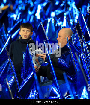 Everton Fans durch blaue Flaggen in der Standplätze während der carabao Schale, Vierte Runde Spiel im Goodison Park, Liverpool umgeben. Stockfoto