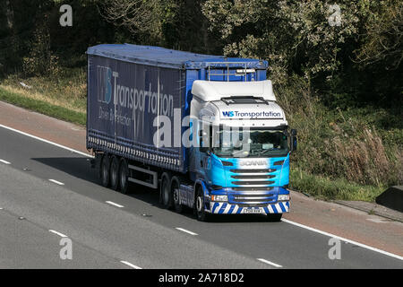 WS Transport Scania R450 Lkw fährt auf der Autobahn M6 nahe Preston in Lancashire, Großbritannien Stockfoto