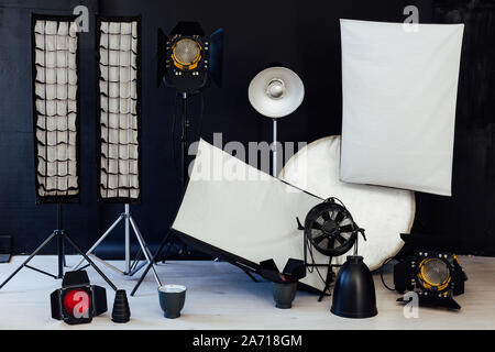 Foto Studio Equipment flash Zubehör Fotograf auf schwarzem Hintergrund Stockfoto