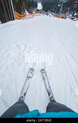 First-person Ansicht Skifahren. Winter Sport im Freien. Stockfoto