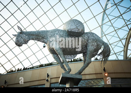 Trinity Leeds Shopping Center, mit dem Pferd Skulptur Equus Altus, von Andy Scott Stockfoto