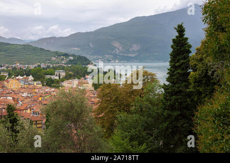 Blick auf Riva del Garda aus dem Pfad (Strada Santa Maria Maddalena), die bis zur bastione: Riva del Garda, Trentino, Italien Stockfoto