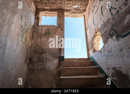 Treppen und Ausfahrt der heruntergekommen Zimmer in verlassenen Gebäude Ruine - Ausweg - Stockfoto