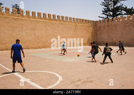 Jugendliche spielen Fußball in Essaouira. Marokko Stockfoto