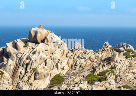 Touristische klettern auf der seltsam geformte Granitfelsen auf Capo Testa, Santa Teresa di Gallura, Olbia-Tempio, Sardinien, Italien. Stockfoto