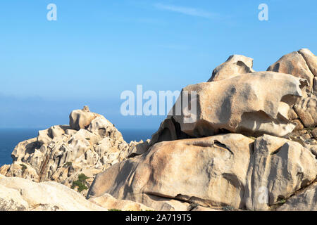 Touristen erkunden die seltsam geformte Granitfelsen auf Capo Testa, Santa Teresa Gallura, Olbia-Tempio, Sardinien, Italien. Stockfoto