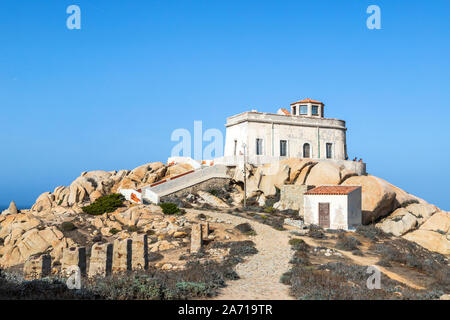 Touristen, die den Blick vom alten Leuchtturm Capo Testa genießen, gelegen auf Capo Testa, Santa Teresa di Gallura, Olbia-Tempio, Sardinien, Italien. Stockfoto