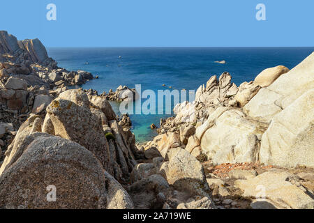 Azurblaues Wasser und seltsam geformte Granitfelsen auf Capo Testa, dem nördlichsten Punkt Sardiniens, Santa Teresa Gallura, Olbia-Tempio, Italien. Stockfoto