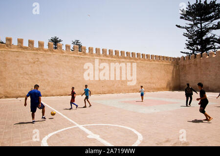 Jugendliche spielen Fußball in Essaouira. Marokko Stockfoto