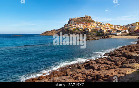 Blick auf Castelsardo mit seiner bunten Architektur und Schloss, auf den Golf von Asinara, Sassari, Sardinien, Italien. Stockfoto