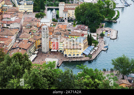 Blick über die Altstadt von Riva del Garda, vom Weg (Strada Santa Maria Maddalena), die bis zur Bastione, Trentino, Italien Stockfoto