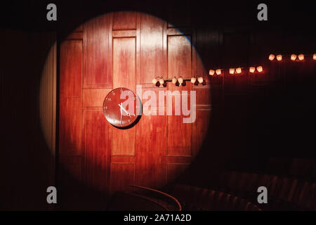 Holz- auf einem Holz Tafel gedeckt Wand durch eine Bühne Licht, in der die letzten vier Leuchten Stockfoto