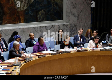 Vereinten Nationen, Frieden und Sicherheit auf das UN-Hauptquartier in New York. 29 Okt, 2019. Naledi Pandor (2.L, vorne), Südafrikanische Internationale Beziehungen und Zusammenarbeit Minister und Präsident des Sicherheitsrats für den Monat Oktober, Stühle eine Tagung des Sicherheitsrates zu Frauen, Frieden und Sicherheit auf das UN-Hauptquartier in New York, Okt. 29, 2019. Der UNO-Sicherheitsrat am Dienstag eine Entschließung angenommen, die die Frauen, Frieden und Sicherheit in der Leitung bis zum Gedenken an seinen 20. Jahrestag zu verstärken. Credit: Li Muzi/Xinhua/Alamy leben Nachrichten Stockfoto