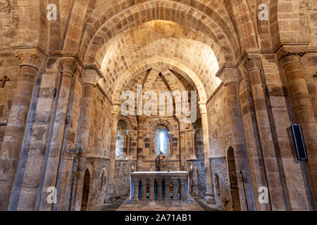 Altartisch mit romanischen Säulen, der Spalten mit geschnitzten Wellen. in Colegiata de San Salvador, San Salvador de Cantamuda, Palencia Stockfoto